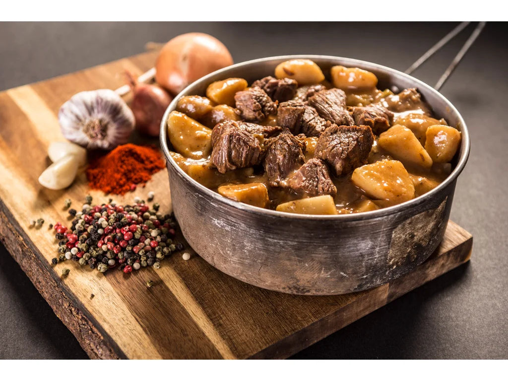 Rindergulasch mit gekochten Kartoffeln